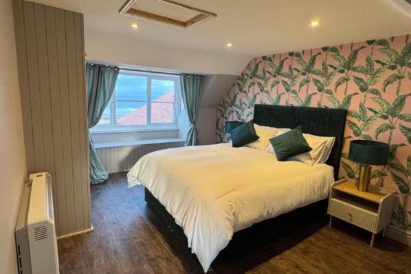 3 bedrooms, iron/ironing board, free WiFi, bed sheets - Near Beach - Sea View - Sleeps 6 - Parking (Seahouses)
