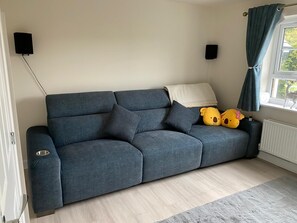 Una Smart TV, una impresora