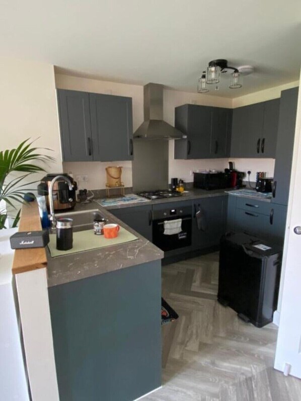 Een koelkast, een microgolfoven, een oven, een kookplaat