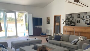 Un salon moderne avec un canapé, une table basse et une cheminée.