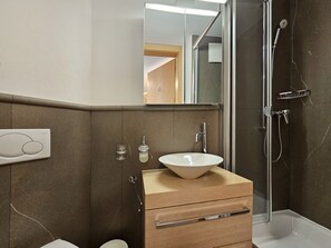 Regadera, secadora de cabello, toallas 