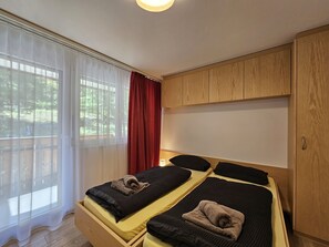2 室のベッドルーム、WiFi (無料)、ベッドシーツ