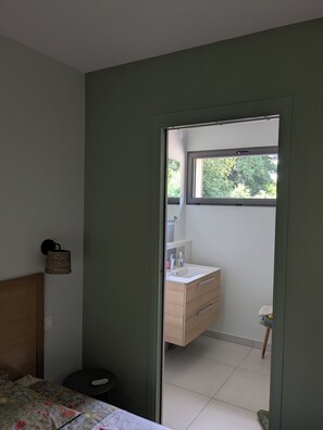 2 bedrooms, desk, iron/ironing board, travel cot