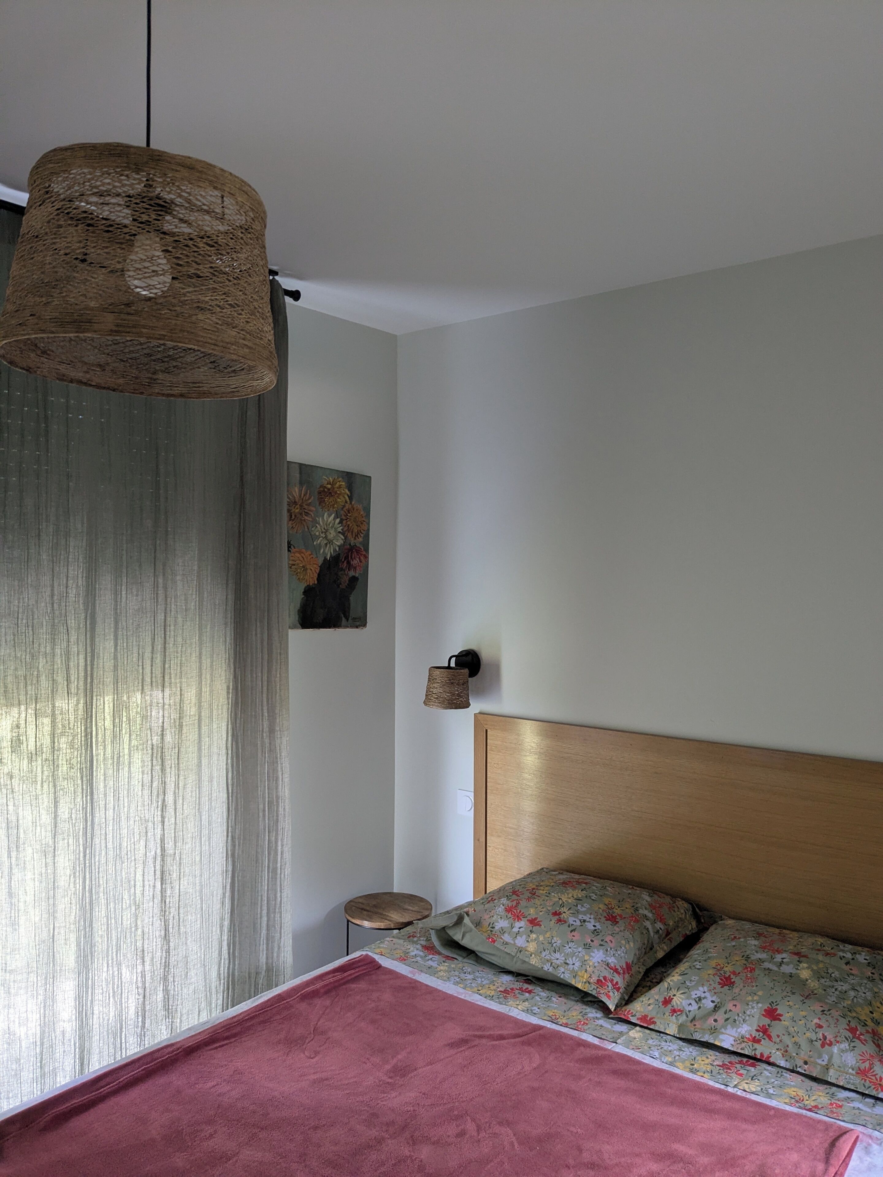 2 slaapkamers, een bureau, een strijkplank/strijkijzer, reisbedje