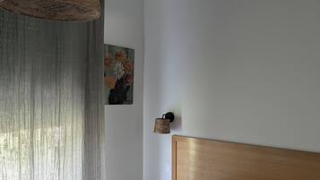 2 chambres, bureau, fer et planche Ă repasser, lit parapluie