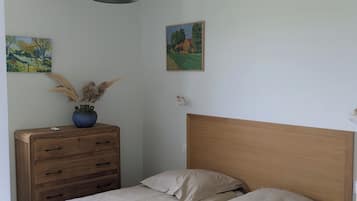 2 slaapkamers, een bureau, een strijkplank/strijkijzer, reisbedje