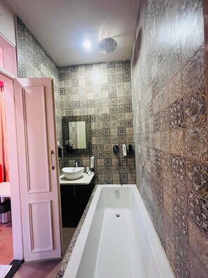 Superior kamer | Badkamer | Designer toiletartikelen, een haardroger, badjassen, pantoffels