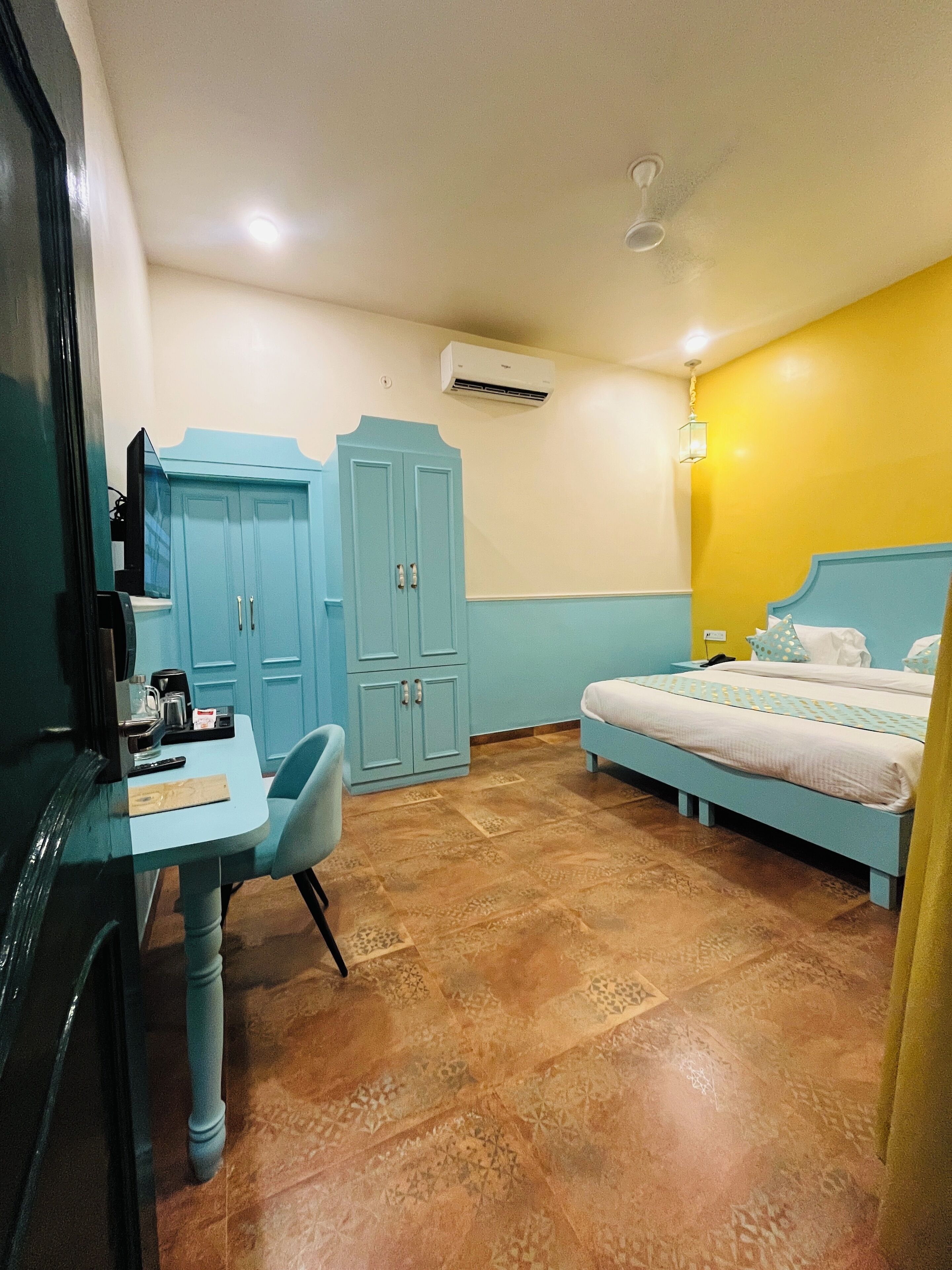 ألحفة محشوة بالريش وأسرّة بإسفنج يتكيف مع شكل الجسم ومكتب