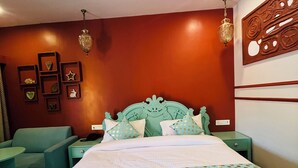 Een keurig opgeruimde slaapkamer met een turquoise bed, bijpassende nachtkastjes en een wandklok.