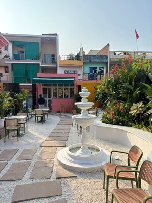 Een lcd-televisie, een computerscherm en een printer