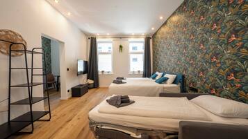 1 bedroom, desk, travel crib, WiFi