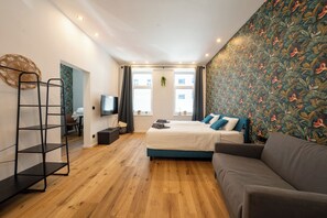 1 bedroom, desk, travel crib, WiFi - Papagei 3 Min to Metro U1 + Free Parking (Vienna)