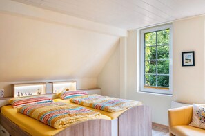 3 bedrooms, iron/ironing board, WiFi, bed sheets