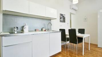 Deluxe Studio, City View | Private kitchen