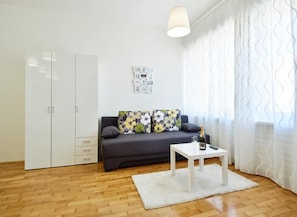 Deluxe studio, uitzicht op de stad | Woonruimte | Een 80-cm televisie met digitale zenders