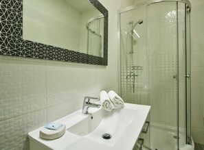 Deluxe Studio, City View | Bathroom | Shower, towels, soap, shampoo - Stars of Zagreb Apartments (Zagreb)