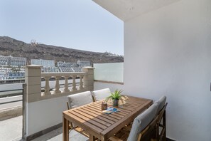 Outdoor dining -  'Canarian Dream Sun and Peace' with Sea View, Wi-Fi and Air Conditioning (Puerto rico)