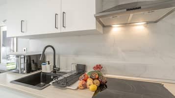 Kühlschrank, Mikrowelle, Ofen, Herdplatte