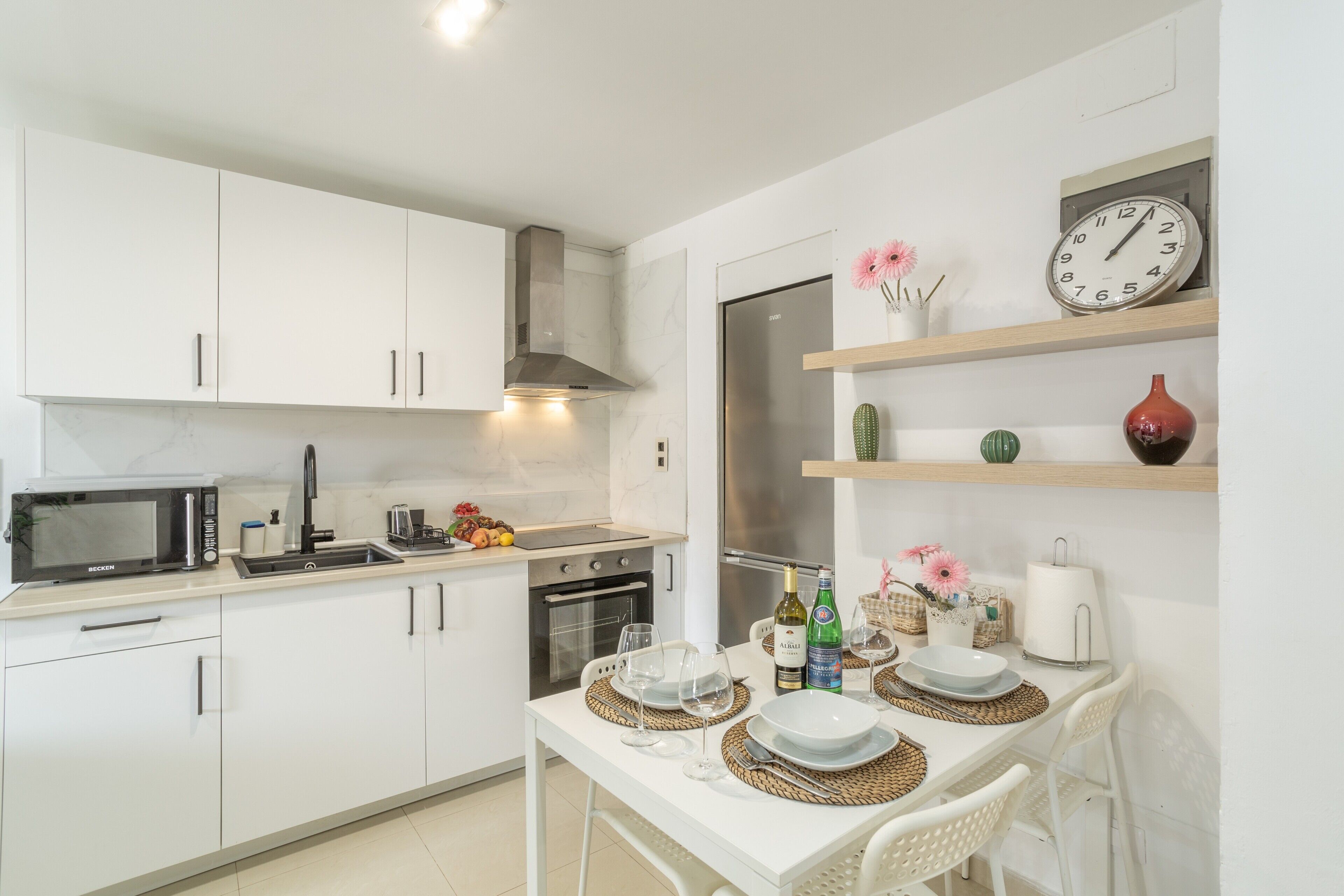 冷蔵庫、電子レンジ、オーブン、コンロ