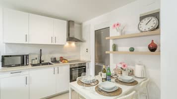 冷蔵庫、電子レンジ、オーブン、コンロ