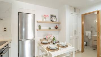 Réfrigérateur, micro-ondes, four, plaque de cuisson