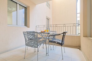 Outdoor dining - Le Suquet (Cannes)