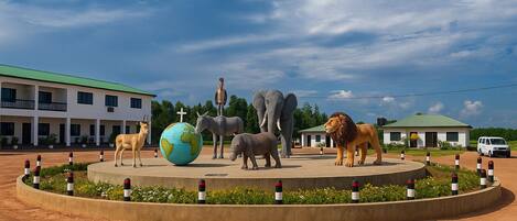 Vista frontal de la propiedad