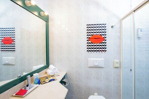 Standaard tweepersoonskamer, uitzicht op de stad | Badkamer | Pantoffels