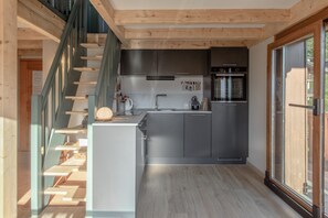 Fridge, oven, dishwasher, coffee/tea maker