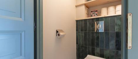 Een douche, een haardroger, handdoeken