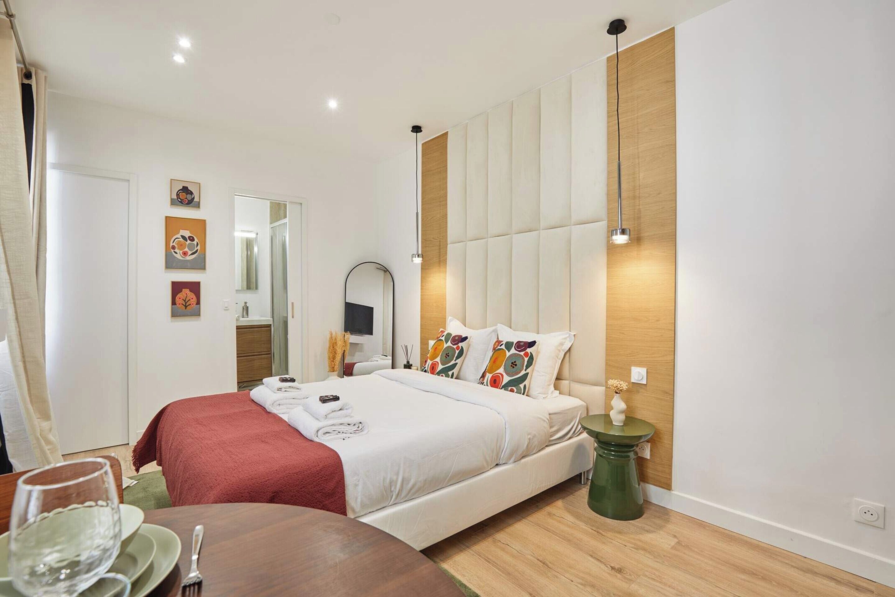 Lägenhet | Arbetsyta för laptop, strykjärn/strykbräda och sängkläder