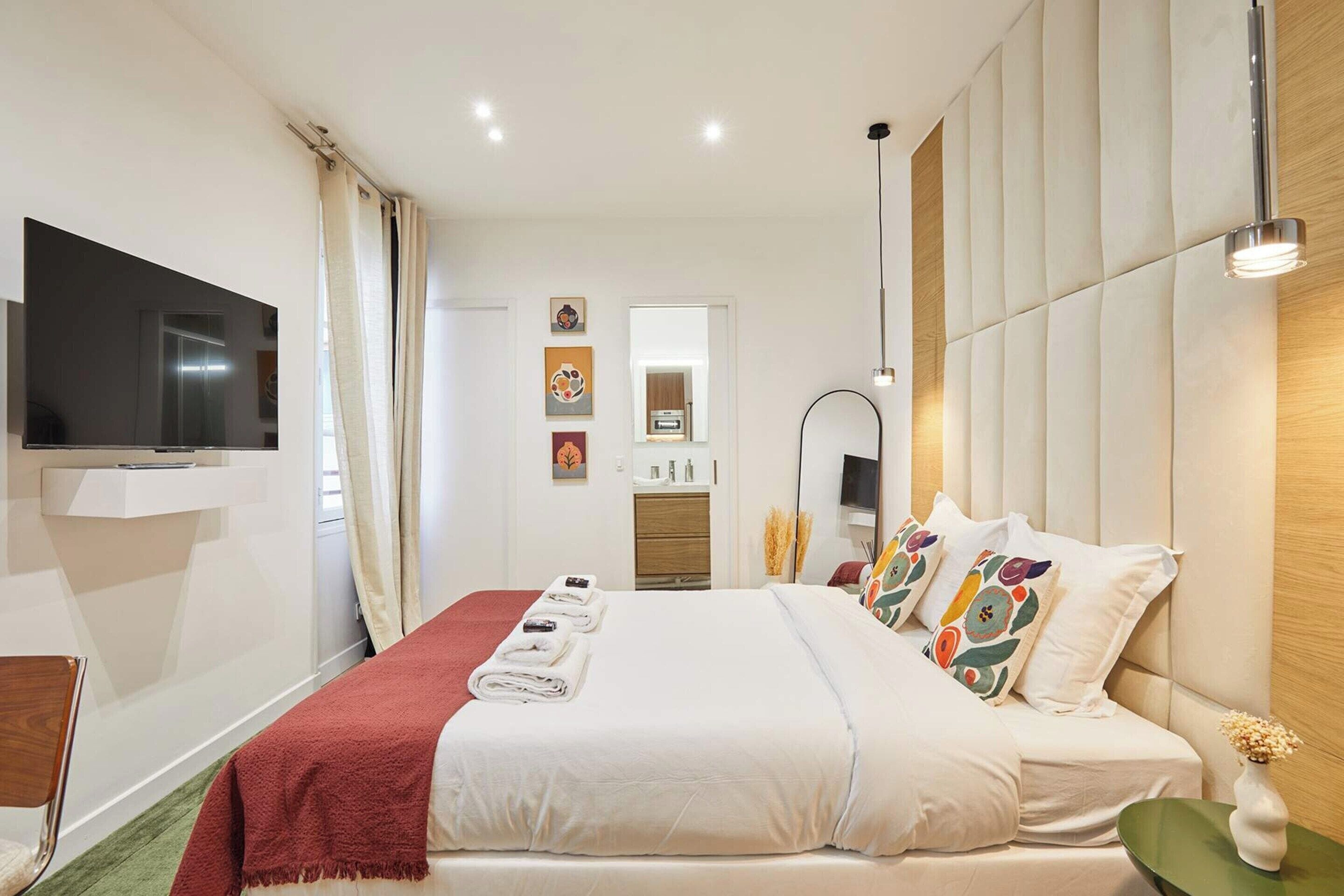 Apartament | Espai de treball apte per a portàtils i planxa i posts de planxar 