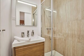 Apartment | Bathroom - Luxury Suite in the Center of Paris (Paris)