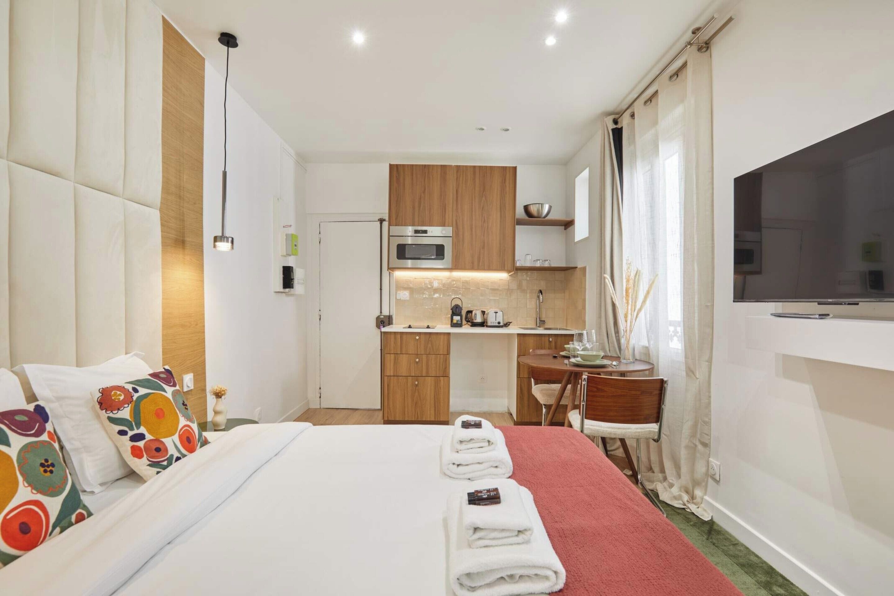 아파트 | 노트북 작업 공간, 다리미/다리미판, 침대 시트