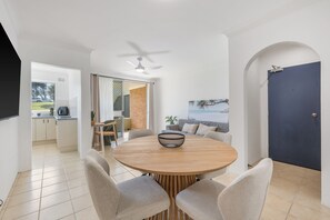 Dining - Relax at Flynn's View (Port Macquarie)