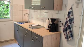 Kühlschrank, Mikrowelle, Herdplatte, Wasserkocher mit Kaffee-/Teezubehör