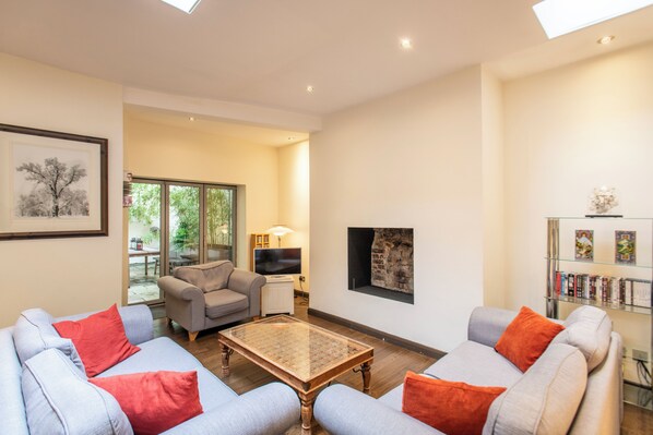 Smart TV, fireplace