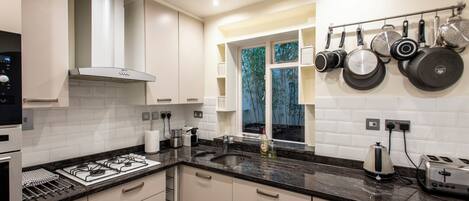 Kühlschrank, Mikrowelle, Ofen, Herdplatte