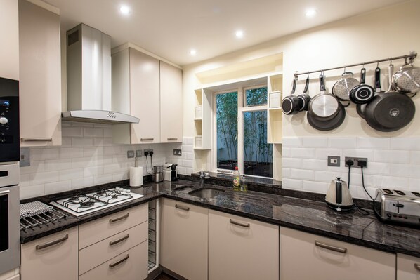 Réfrigérateur, four à micro-ondes, un four, surface de cuisson