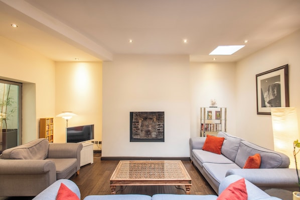 Smart TV, fireplace