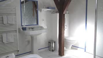 Classic Double Room, Balcony, Garden View | Bathroom