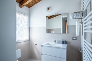 Douche, séchoir à cheveux, bidet, serviettes fournies