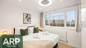 4 bedrooms, iron/ironing board, WiFi, bed sheets