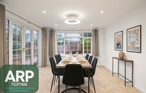 Dining - Near Town Centre, Big Patio, Free Parking Sleeps 8 (Maidenhead)