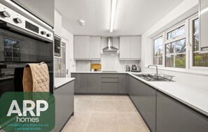 Private kitchen - Near Town Centre, Big Patio, Free Parking Sleeps 8 (Maidenhead)