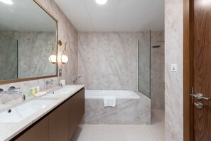Douche, séchoir à cheveux, serviettes fournies