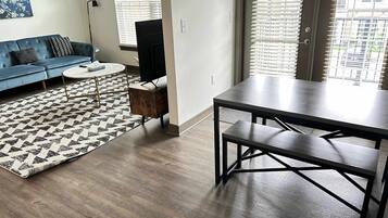 Tv, eldstad och kontor