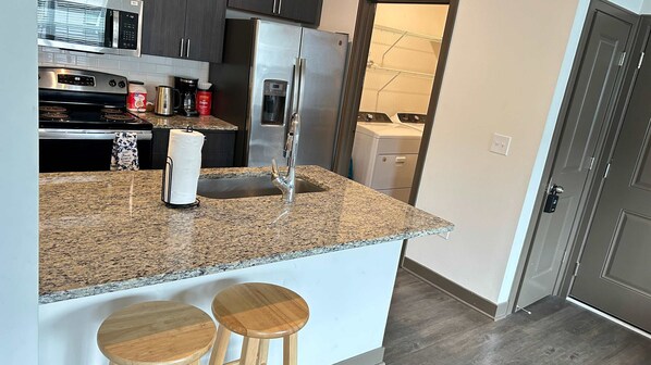 冷蔵庫、電子レンジ、オーブン、コンロ