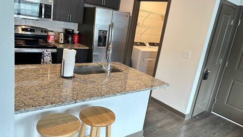 Boulevard Stays Contemporary 1BR Apartment Pool, Gym, Free Parking