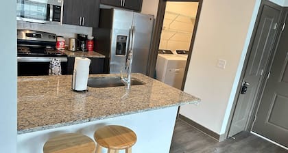 Boulevard Stays Contemporary 1BR Apartment Pool, Gym, Free Parking